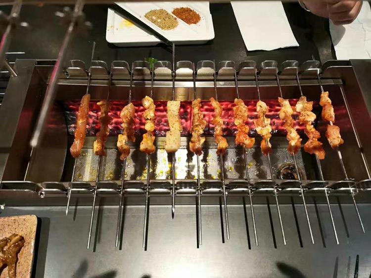 自從選擇了全自動無煙燒烤桌以后生意變得很多！